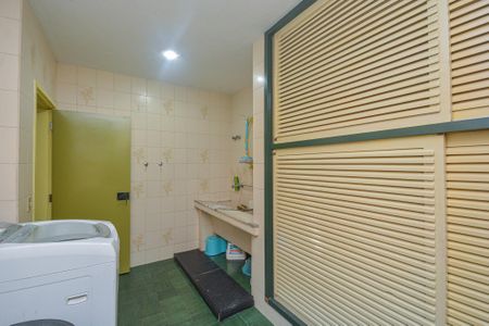 Casa à venda com 639m², 7 quartos e 3 vagas Casa à venda com 639m², 7 quartos e 3 vagasÁrea de Serviço