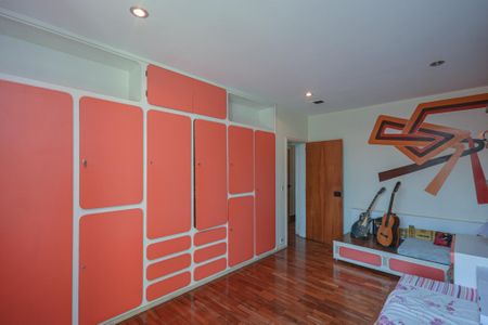 Casa à venda com 639m², 7 quartos e 3 vagas Casa à venda com 639m², 7 quartos e 3 vagasQuarto 3