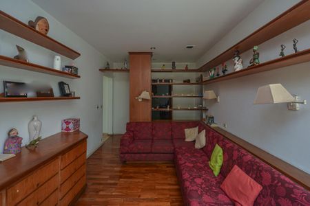 Casa à venda com 639m², 7 quartos e 3 vagas Casa à venda com 639m², 7 quartos e 3 vagasSala de Jantar