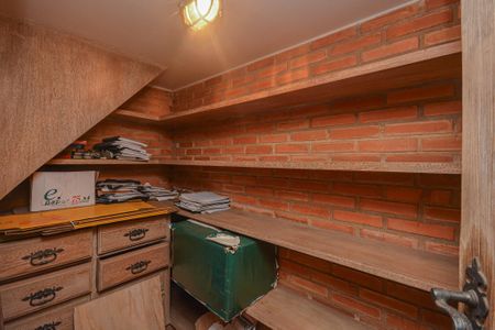 Casa à venda com 639m², 7 quartos e 3 vagas Casa à venda com 639m², 7 quartos e 3 vagasAdega