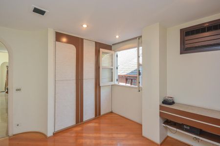 Casa à venda com 639m², 7 quartos e 3 vagas Casa à venda com 639m², 7 quartos e 3 vagasBanheiro da Suíte 1