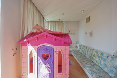 Casa à venda com 639m², 7 quartos e 3 vagas Casa à venda com 639m², 7 quartos e 3 vagasÁrea comum Brinquedoteca