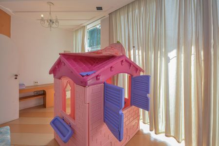 Casa à venda com 639m², 7 quartos e 3 vagas Casa à venda com 639m², 7 quartos e 3 vagasÁrea comum Brinquedoteca