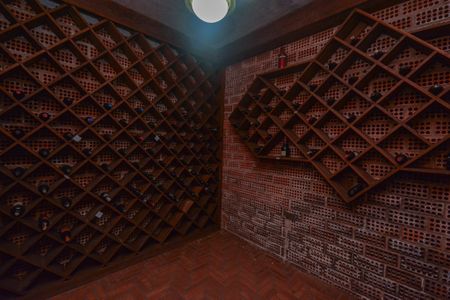 Casa à venda com 639m², 7 quartos e 3 vagas Casa à venda com 639m², 7 quartos e 3 vagasAdega