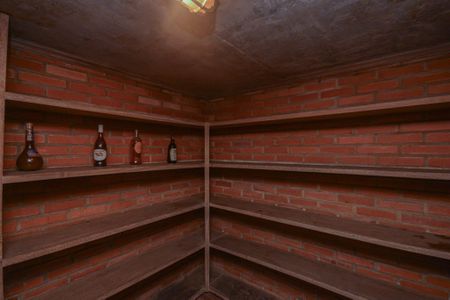 Casa à venda com 639m², 7 quartos e 3 vagas Casa à venda com 639m², 7 quartos e 3 vagasAdega