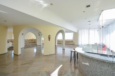 Casa à venda com 639m², 7 quartos e 3 vagas Casa à venda com 639m², 7 quartos e 3 vagasÁrea comum Salão de Festas