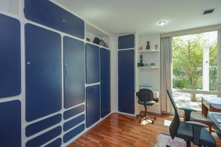 Casa à venda com 639m², 7 quartos e 3 vagas Casa à venda com 639m², 7 quartos e 3 vagasQuarto 4