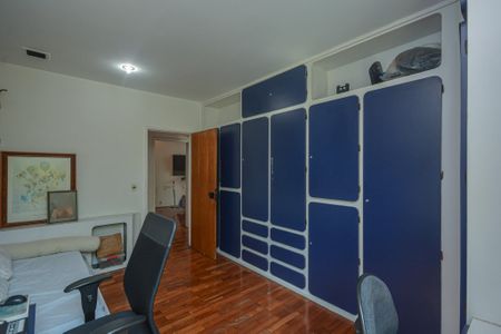 Casa à venda com 639m², 7 quartos e 3 vagas Casa à venda com 639m², 7 quartos e 3 vagasQuarto 4