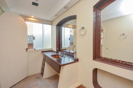 Casa à venda com 639m², 7 quartos e 3 vagas Casa à venda com 639m², 7 quartos e 3 vagasBanheiro da Suíte 1