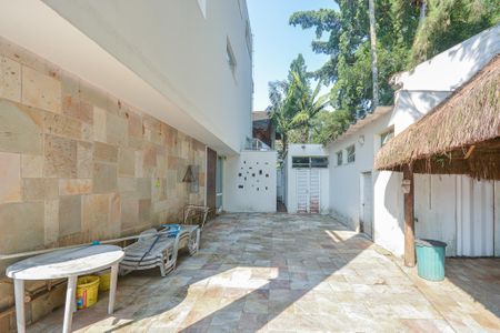 Casa à venda com 639m², 7 quartos e 3 vagas Casa à venda com 639m², 7 quartos e 3 vagasQuintal