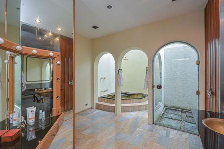 Casa à venda com 639m², 7 quartos e 3 vagas Casa à venda com 639m², 7 quartos e 3 vagasBanheiro da Suíte 2