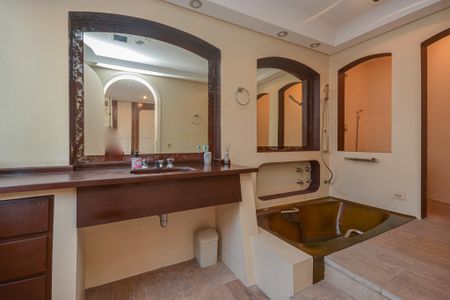 Casa à venda com 639m², 7 quartos e 3 vagas Casa à venda com 639m², 7 quartos e 3 vagasBanheiro da Suíte 1