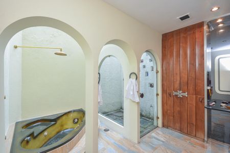 Casa à venda com 639m², 7 quartos e 3 vagas Casa à venda com 639m², 7 quartos e 3 vagasBanheiro da Suíte 2