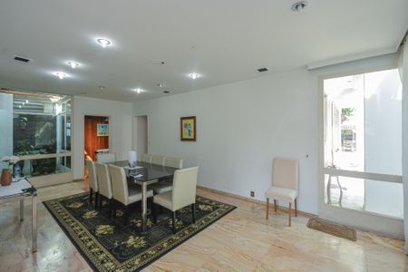 Casa à venda com 639m², 7 quartos e 3 vagas Casa à venda com 639m², 7 quartos e 3 vagasSala de Jantar