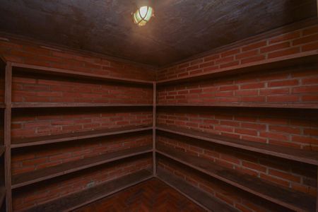 Casa à venda com 639m², 7 quartos e 3 vagas Casa à venda com 639m², 7 quartos e 3 vagasAdega