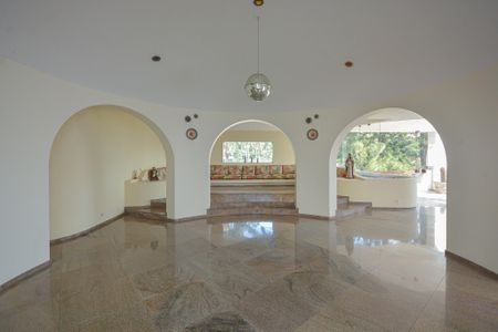 Casa à venda com 639m², 7 quartos e 3 vagas Casa à venda com 639m², 7 quartos e 3 vagasÁrea comum Salão de Festas