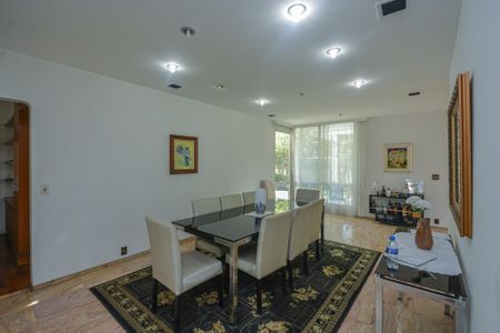 Casa à venda com 639m², 7 quartos e 3 vagas Casa à venda com 639m², 7 quartos e 3 vagasSala de Jantar
