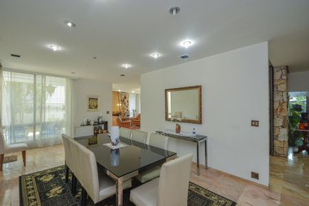Casa à venda com 639m², 7 quartos e 3 vagas Casa à venda com 639m², 7 quartos e 3 vagasSala de Jantar