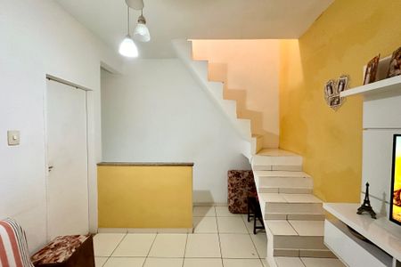 Casa à venda com 50m², 2 quartos e sem vaga Casa à venda com 50m², 2 quartos e sem vagaSala