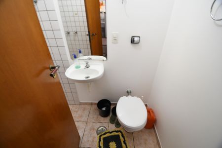 Casa de condomínio para alugar com 420m², 4 quartos e 7 vagasBanheiro de serviço