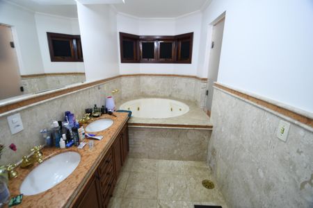 Casa de condomínio para alugar com 420m², 4 quartos e 7 vagasSuíte Banheiro 1