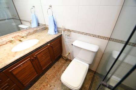 Casa de condomínio para alugar com 420m², 4 quartos e 7 vagasSuíte Banheiro 2