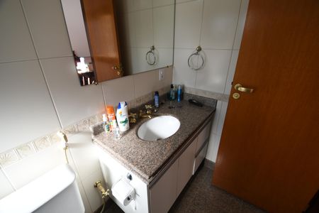 Casa de condomínio para alugar com 420m², 4 quartos e 7 vagasSuíte Banheiro 4