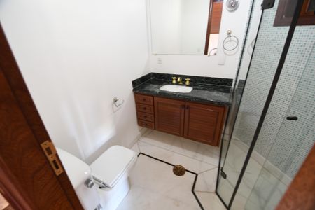 Casa de condomínio para alugar com 420m², 4 quartos e 7 vagasBanheiro 5