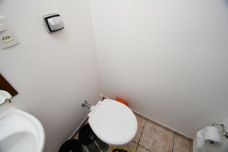 Casa de condomínio para alugar com 420m², 4 quartos e 7 vagasBanheiro de serviço