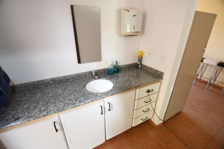 Casa de condomínio para alugar com 420m², 4 quartos e 7 vagasBanheiro da Churrasqueira