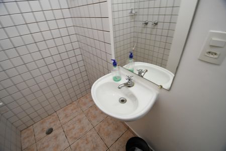 Casa de condomínio para alugar com 420m², 4 quartos e 7 vagasBanheiro de serviço