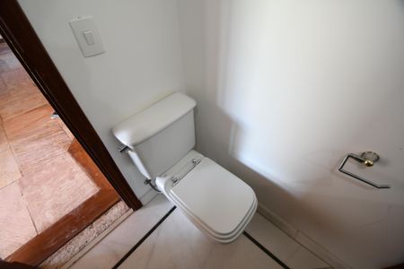 Casa de condomínio para alugar com 420m², 4 quartos e 7 vagasBanheiro 5