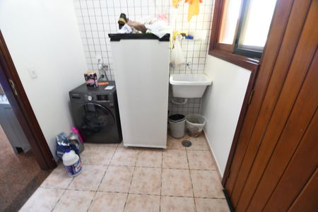 Casa de condomínio para alugar com 420m², 4 quartos e 7 vagasÁrea de Serviço