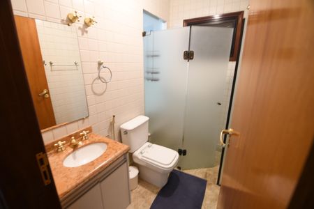 Casa de condomínio para alugar com 420m², 4 quartos e 7 vagasSuíte Banheiro 1