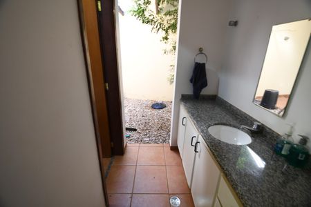 Casa de condomínio para alugar com 420m², 4 quartos e 7 vagasBanheiro da Churrasqueira