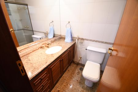 Casa de condomínio para alugar com 420m², 4 quartos e 7 vagasSuíte Banheiro 2
