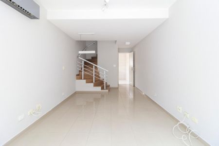 Casa à venda com 120m², 2 quartos e 2 vagas Casa à venda com 120m², 2 quartos e 2 vagasSala