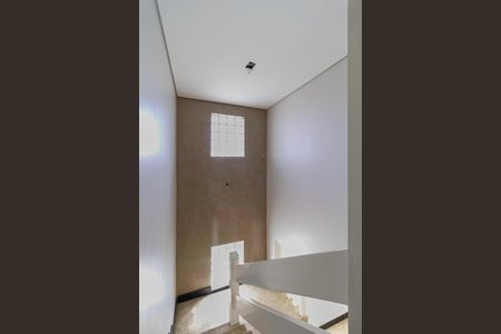 Casa à venda com 650m², 5 quartos e 4 vagas Casa à venda com 650m², 5 quartos e 4 vagasEscada