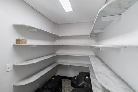 Casa à venda com 650m², 5 quartos e 4 vagas Casa à venda com 650m², 5 quartos e 4 vagasDespensa