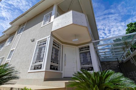 Casa à venda com 650m², 5 quartos e 4 vagas Casa à venda com 650m², 5 quartos e 4 vagasFachada