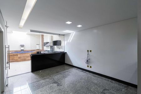 Casa à venda com 650m², 5 quartos e 4 vagas Casa à venda com 650m², 5 quartos e 4 vagasSala de Jantar