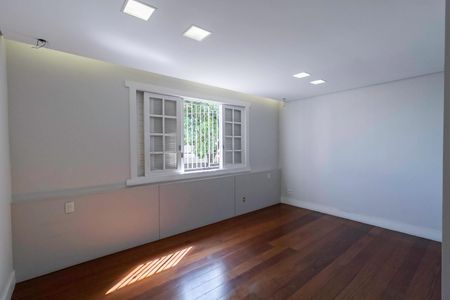 Casa à venda com 650m², 5 quartos e 4 vagas Casa à venda com 650m², 5 quartos e 4 vagasQuarto 1