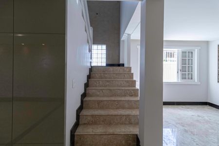 Casa à venda com 650m², 5 quartos e 4 vagas Casa à venda com 650m², 5 quartos e 4 vagasEscada