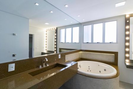 Casa à venda com 650m², 5 quartos e 4 vagas Casa à venda com 650m², 5 quartos e 4 vagasBanheiro da suíte 2