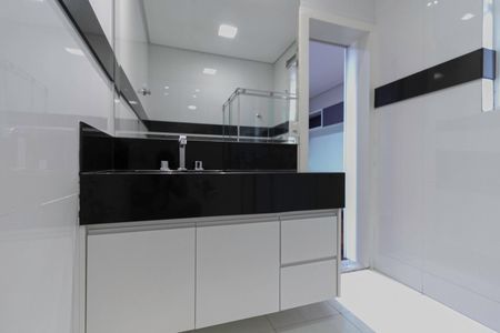 Casa à venda com 650m², 5 quartos e 4 vagas Casa à venda com 650m², 5 quartos e 4 vagasBanheiro da suíte 1