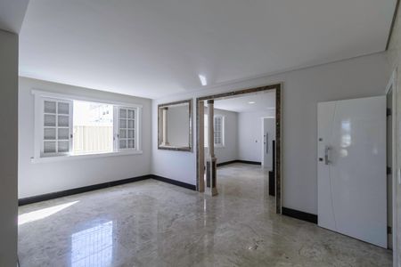 Casa à venda com 650m², 5 quartos e 4 vagas Casa à venda com 650m², 5 quartos e 4 vagasSala 2