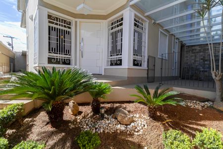 Casa à venda com 650m², 5 quartos e 4 vagas Casa à venda com 650m², 5 quartos e 4 vagasFachada