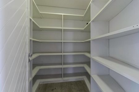 Casa à venda com 650m², 5 quartos e 4 vagas Casa à venda com 650m², 5 quartos e 4 vagasSala 4 - Roupeiro