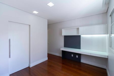 Casa à venda com 650m², 5 quartos e 4 vagas Casa à venda com 650m², 5 quartos e 4 vagasQuarto 2