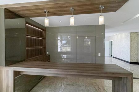 Casa à venda com 650m², 5 quartos e 4 vagas Casa à venda com 650m², 5 quartos e 4 vagasSala 1